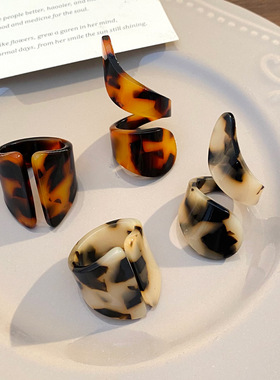 复古时尚玳瑁纹理缠绕宽版戒指