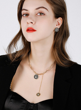 戴拉欧美时尚字母LOVE圆牌项链