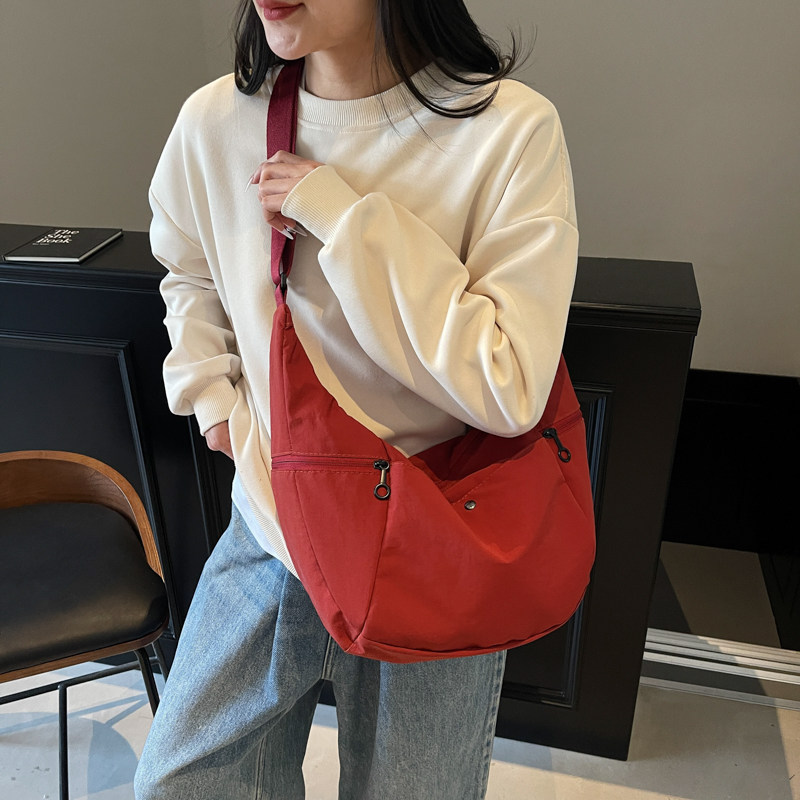 轻便小众休闲饺子包包女2025新款大容量通勤包瑜伽健身单肩斜挎包,淘宝优惠券,粉丝福利购,淘宝优惠卷