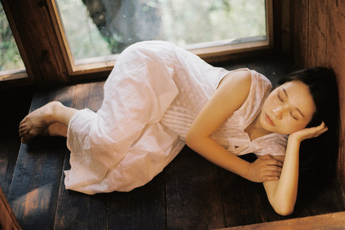 梦茴1997  画册款写真仙气私房裙夏季白色绣花纯棉无袖开衫连衣裙 - 图3