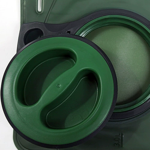 На открытом воздухе бутылка с водой спорт езда на открытом воздухе