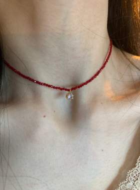 氛围又显白的暗红尖晶石锁骨链女小众独特细款颈链高级感2025新款