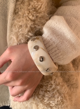 【棠洛】中古晕染铆钉树脂手镯女复古奶白色高级感手环宽版2026潮