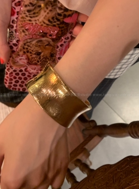 【棠洛】金色小蛮腰拉丝手镯女欧美辣妹金属弧形开口弹簧镯高级感