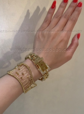 时髦精金色设计感手镯叠戴女皮带扣手环个性朋克金属手饰品2026潮