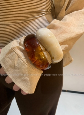 【棠洛】经典款~宽度适中琥珀晕染树脂手镯女高级感夸张手环2026
