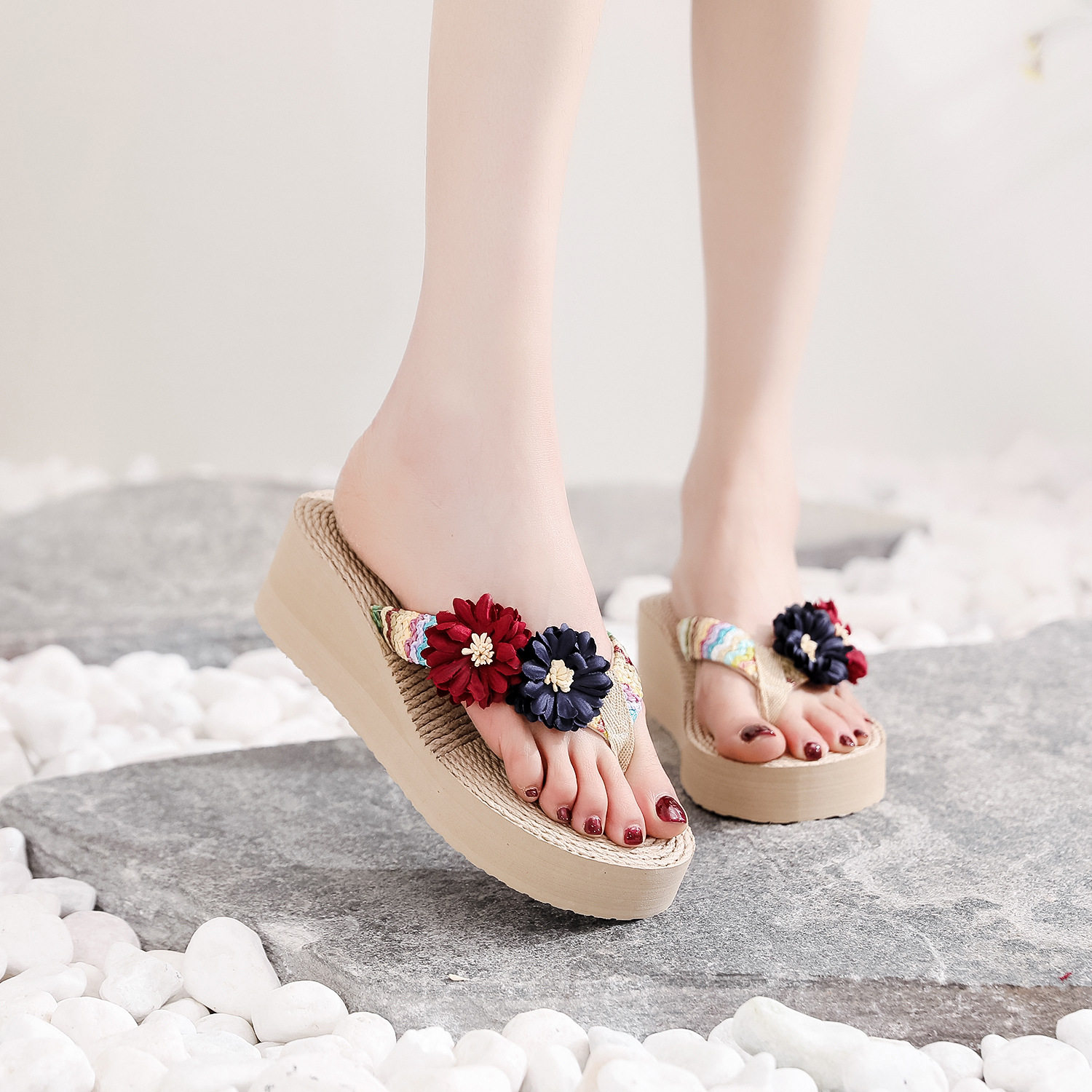 仙女风坡跟人字拖女外穿仿草编花朵夹脚沙滩海边度假凉拖鞋女2025,淘宝优惠券,粉丝福利购,淘宝优惠卷