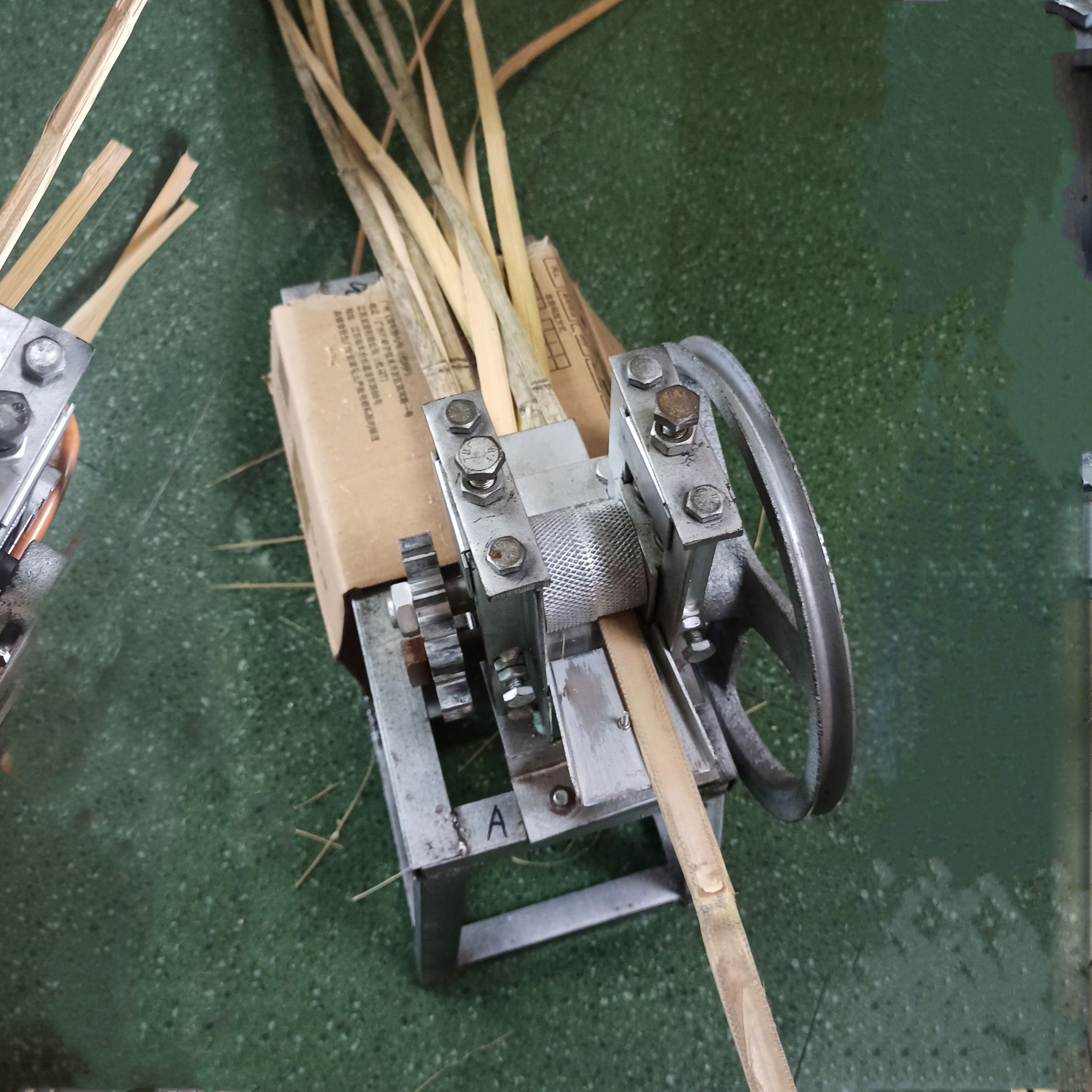 手摇破篾机器启蔑机竹片家用小型破竹机竹条分层竹编加工剥竹机械 - 图0