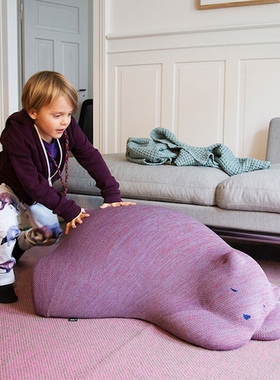 瑞士Vitra创意熊靠垫坐凳摆件