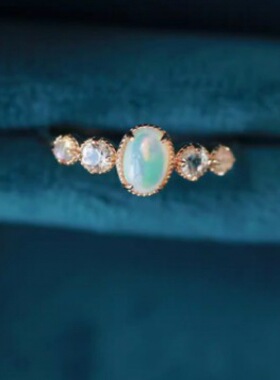 新款文艺复古椭圆形天然欧泊白水晶炫彩绚烂高级感镀金轻奢戒指环