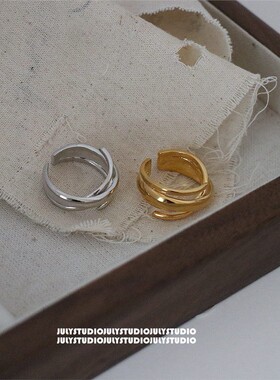 黄铜镀金十字环的男人和