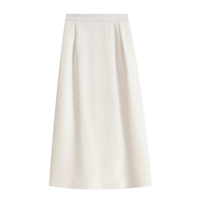 Suit with slit and hip-covering skirt for commuting to work