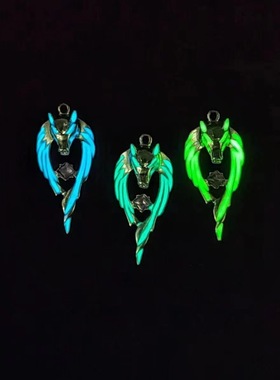 新款狼头夜光吊坠个性项链挂坠跨境热销合金饰品配件厂家