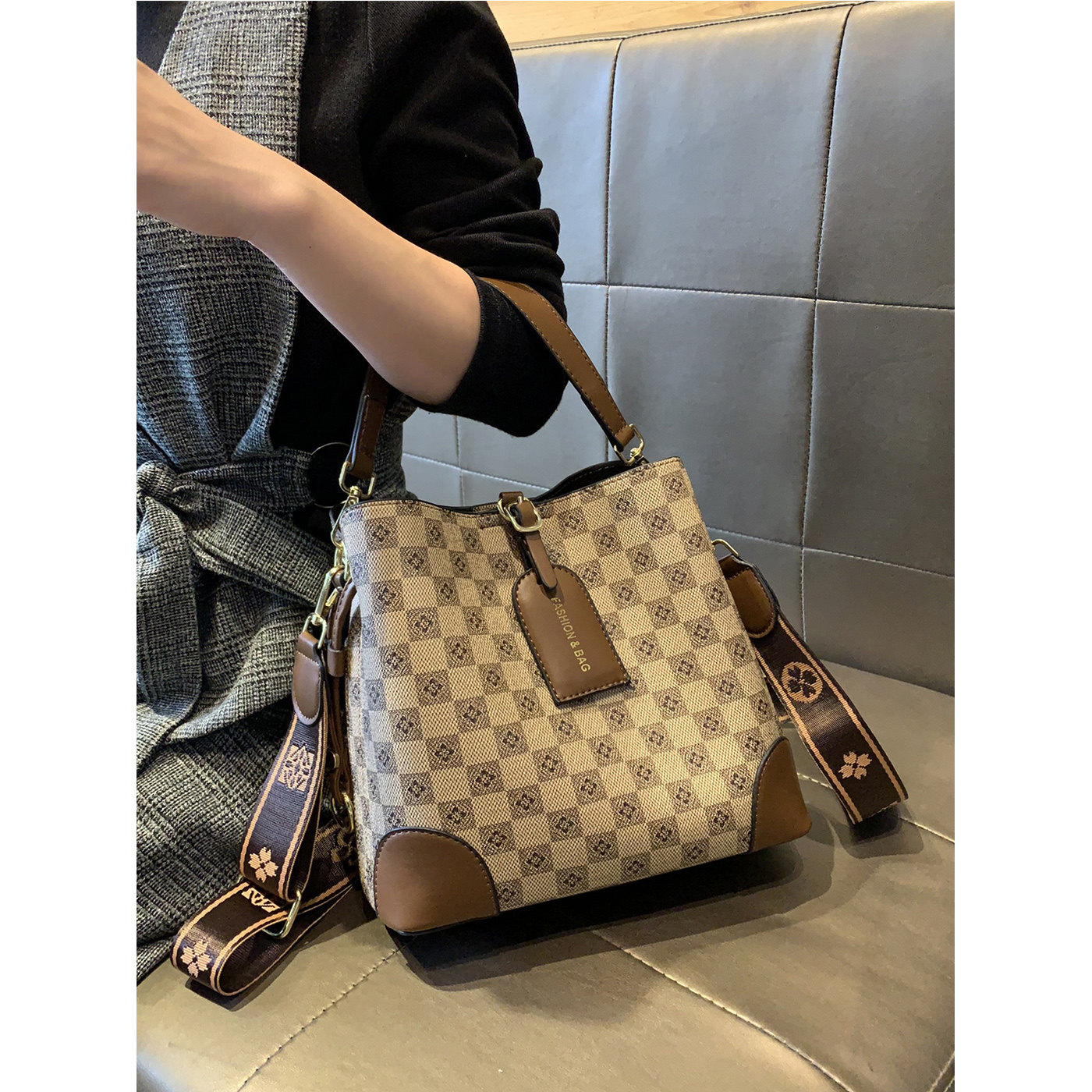 高级感通勤手提水桶包女秋冬2025年新今年流行时尚老花单肩斜挎包,淘宝优惠券,粉丝福利购,淘宝优惠卷