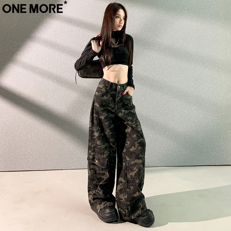 One More高级工装迷彩阔腿牛仔裤女秋冬季新款直筒宽松休闲弯刀裤 - 图1