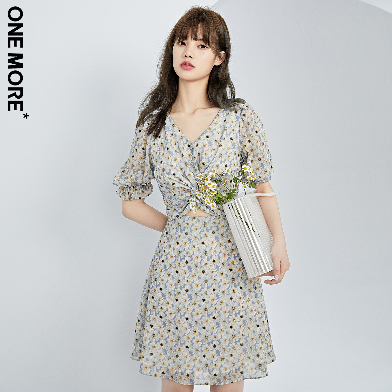 领收腰显瘦连衣裙碎花气质抽皱裙子女 夏季新款小碎花 ONEMORE2020 V 领收腰显瘦连衣裙碎花气质抽皱裙子女 夏季新款小碎花 ONEMORE2020 V