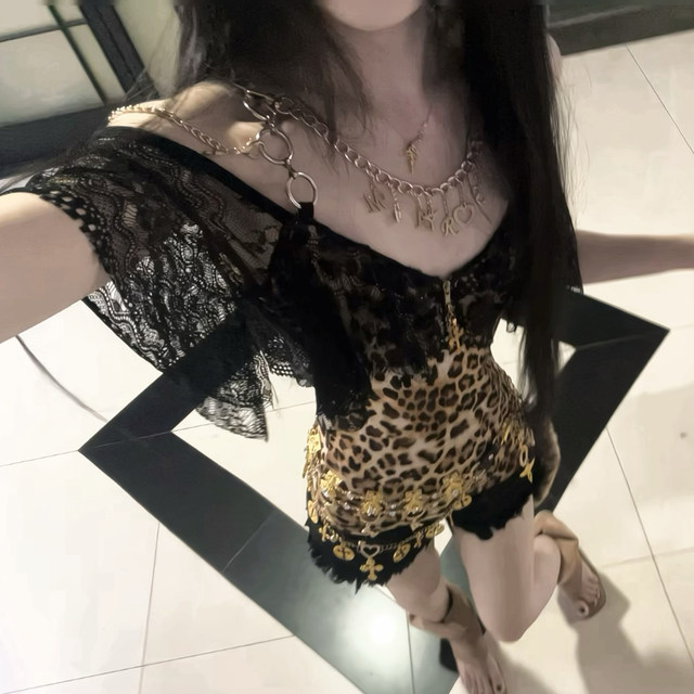 Shibuya hottie ແບບ leopard print contrast v-neck top ສໍາລັບແມ່ຍິງ