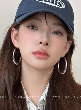 银色素圈耳环女2026新款爆款圆脸耳圈轻奢小众气质耳钉高级感耳饰