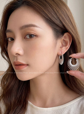 银色独特线条桃心耳环女生2026新款爆款高级感耳坠超好看漂亮耳饰