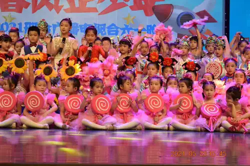 Pruder детского сада десяти лет.