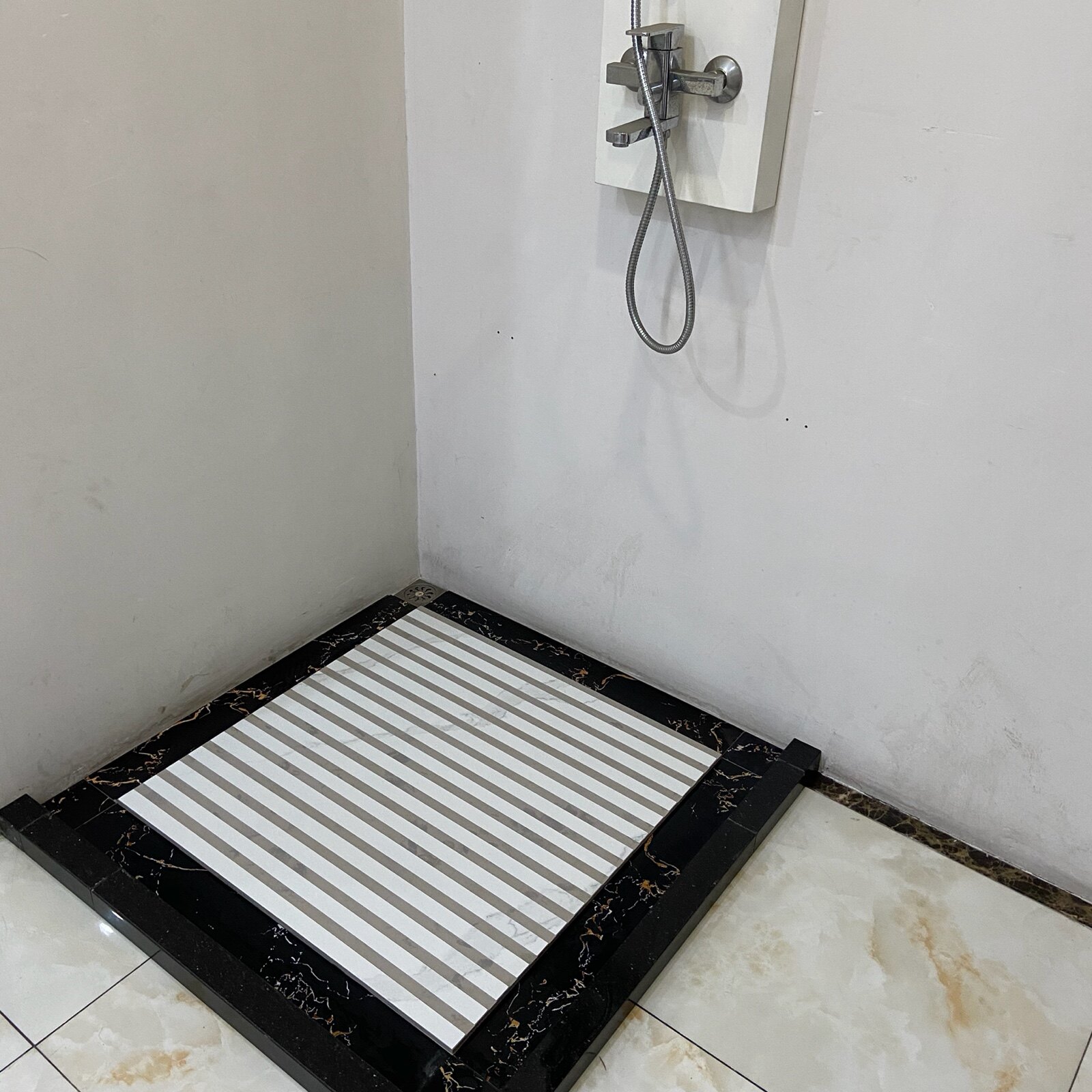 新品淋浴房仿通体大理石800×800卫生间浴室防滑凹凸拉槽地板地面