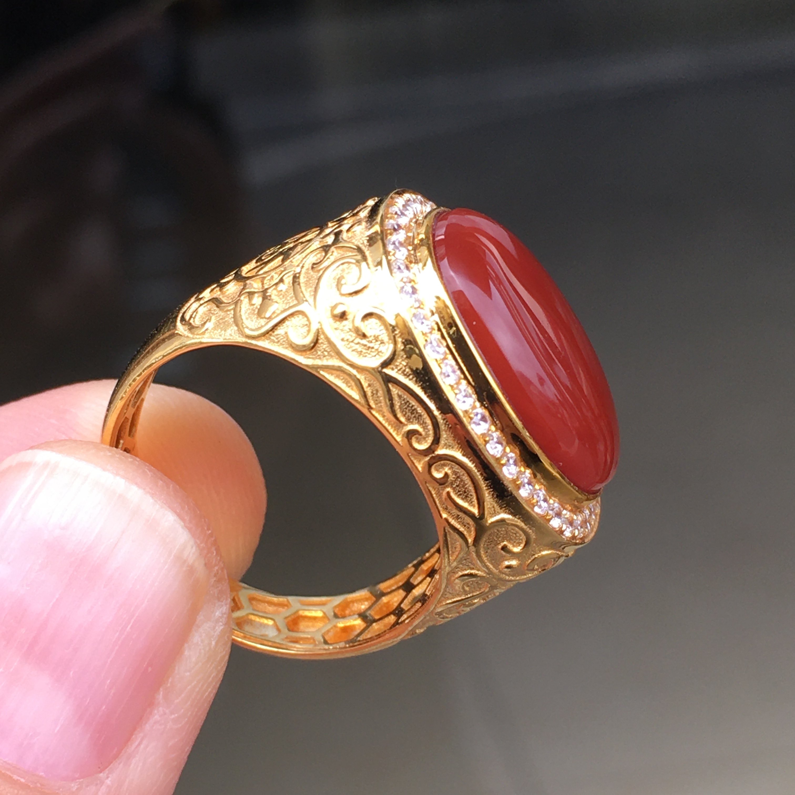 Wassily made oxblood red ring, 18k gold, thick gold particles inlaid with diamonds, 19 rings, rich color, solid color naked surface