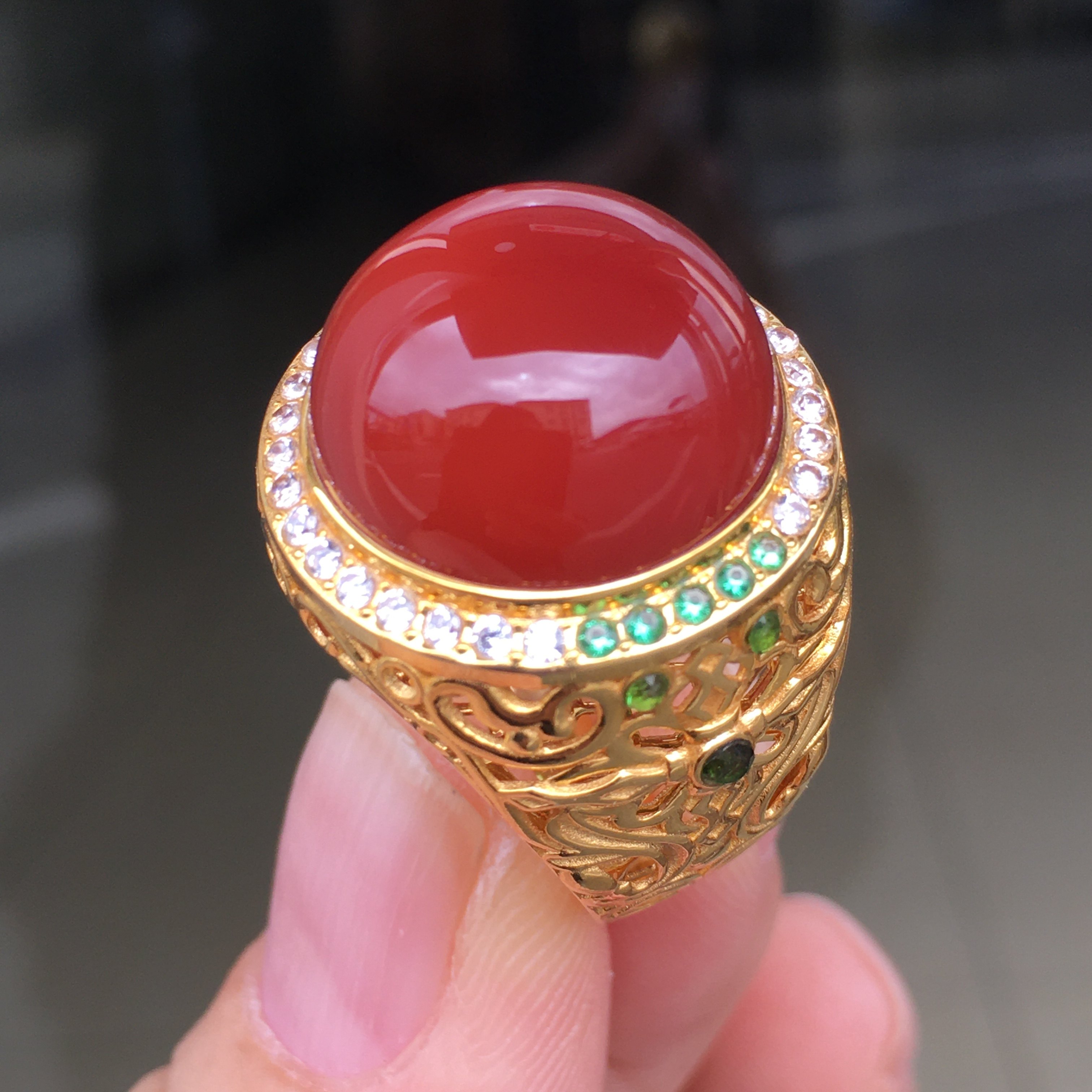 Wassily made oxblood red ring, 18k gold with large diamonds, 18 rings with rich color, solid color naked surface