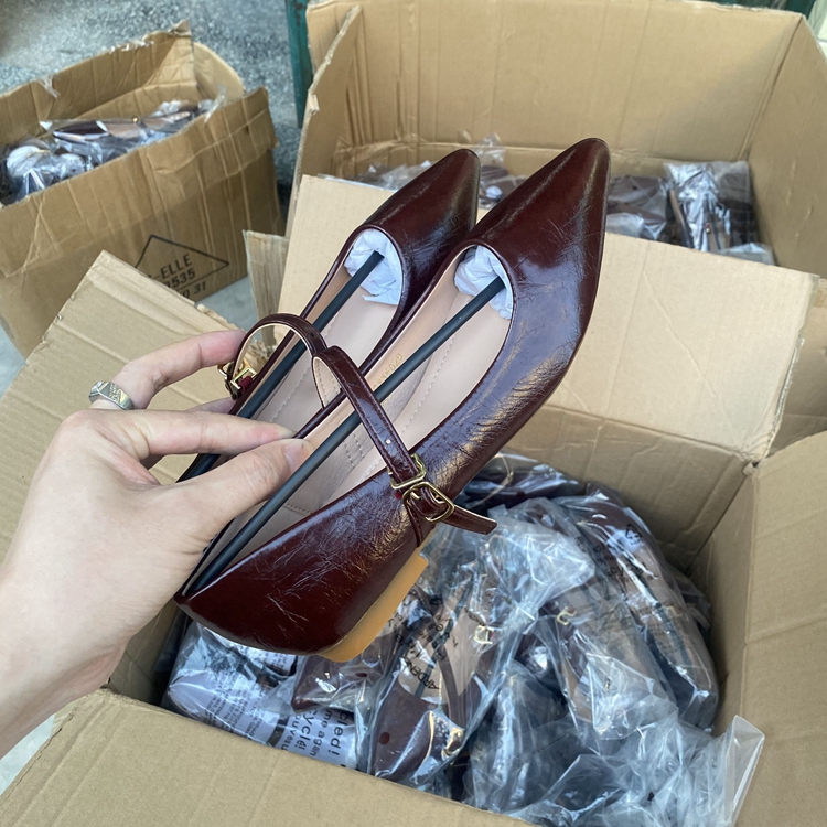 玛丽珍鞋女2025年新款尖头法式复古酒红色软皮一字带平底单鞋 - 图1