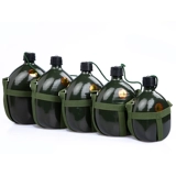 Старомодный вместительный и большой зеленый чайник, увеличенная толщина