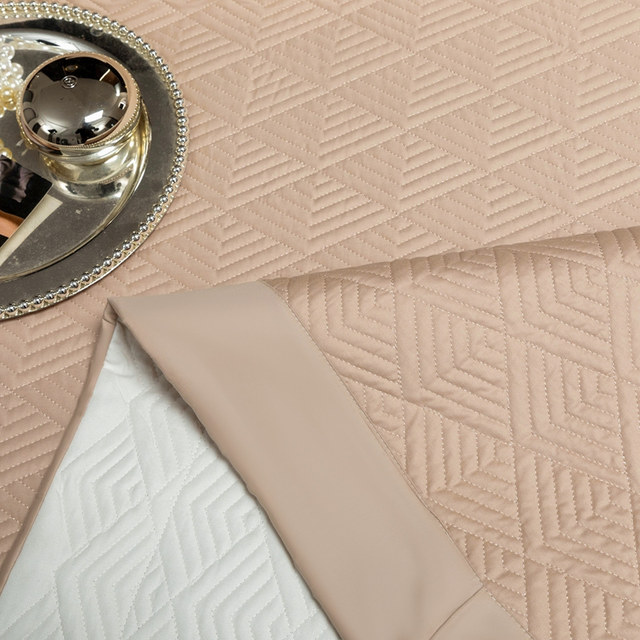 This is a good bed cover, the cotton board is not wrinkled