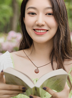 木质黄色圆牌笑脸项链