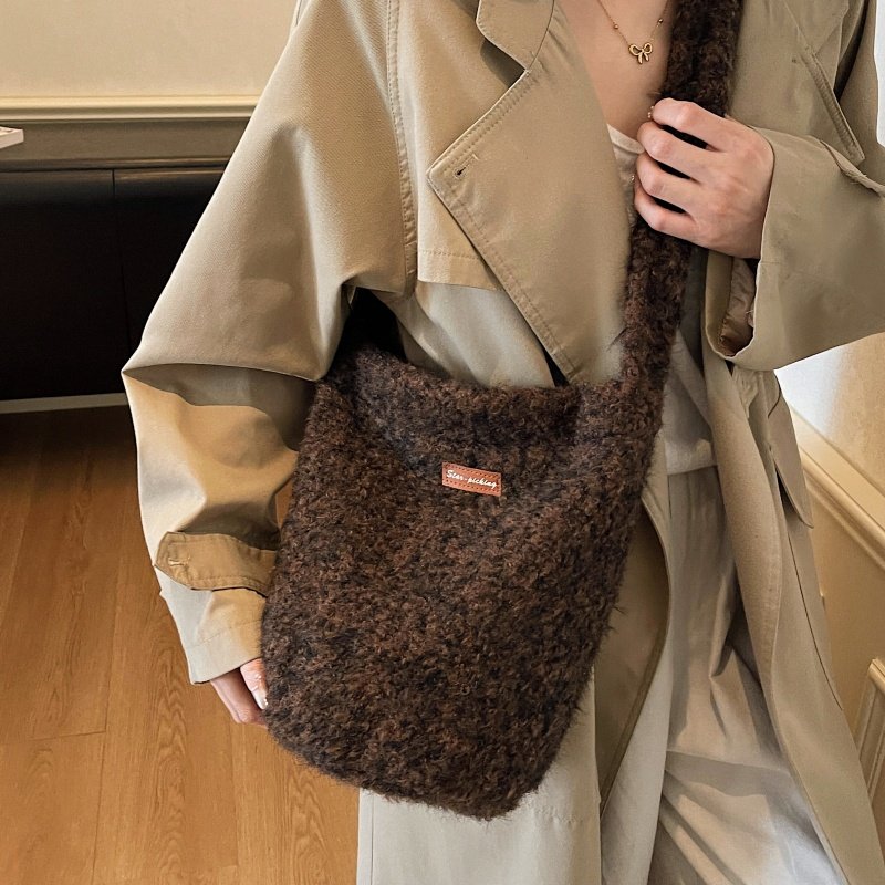 冬季毛呢水桶包包女2025新款大容量通勤毛绒包小众百搭单肩斜挎包,淘宝优惠券,粉丝福利购,淘宝优惠卷