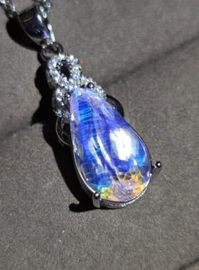天然彩虹月光石吊坠水滴形状重量2.53克拉毕业级6.8*13mm全净体