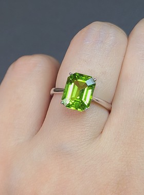 天然橄榄石戒指 长方形阿斯切切割橄榄石  ​尺寸8*10mm肉眼全净