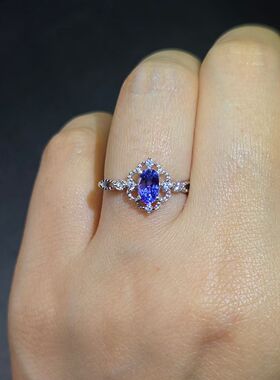 天然变色蓝宝石戒指不同光源下呈现蓝色或者是蓝紫色重量1.04克拉