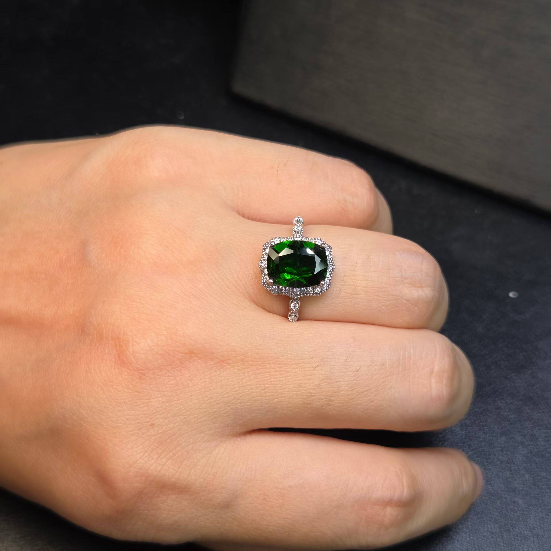 Natural diopside ring produced in Russia, weight 2.94 carats, square pillow shape, 7.7*9.8mm fine silver
