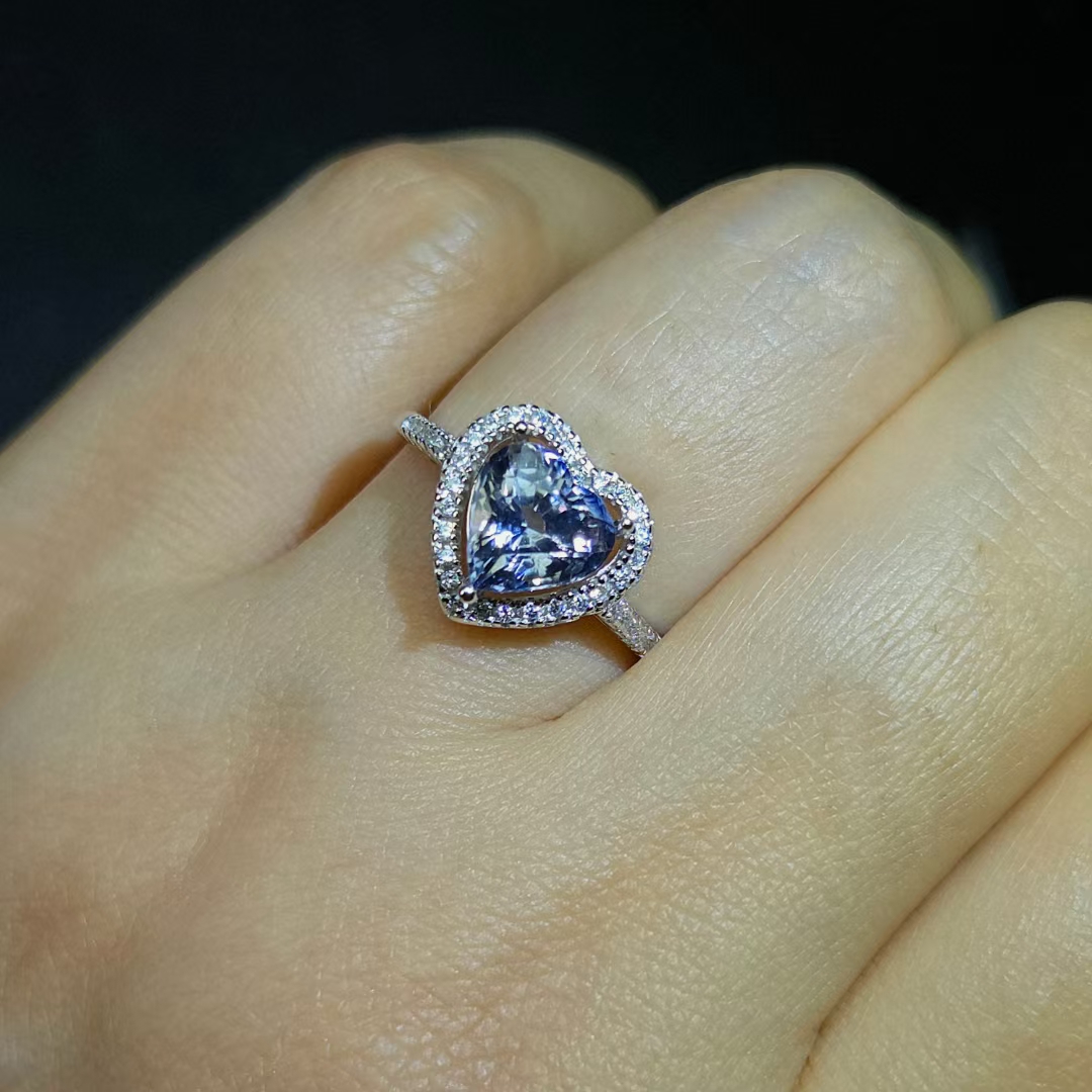 天然蓝宝石戒指爱心蓝宝石重量1.87克拉直径7.2mm 金属灰紫蓝色 - 图3