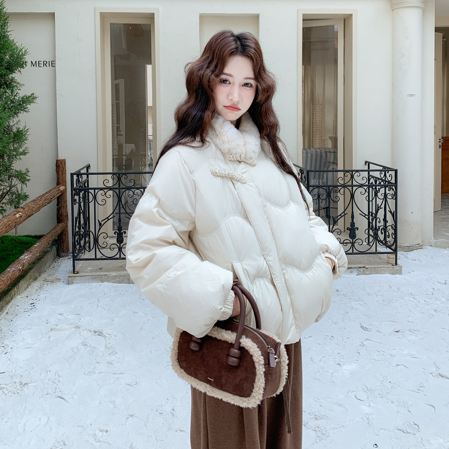 米白色新中式国风盘扣羽绒服女2025年冬季新款真兔毛领轻暖面包服,淘宝优惠券,粉丝福利购,淘宝优惠卷