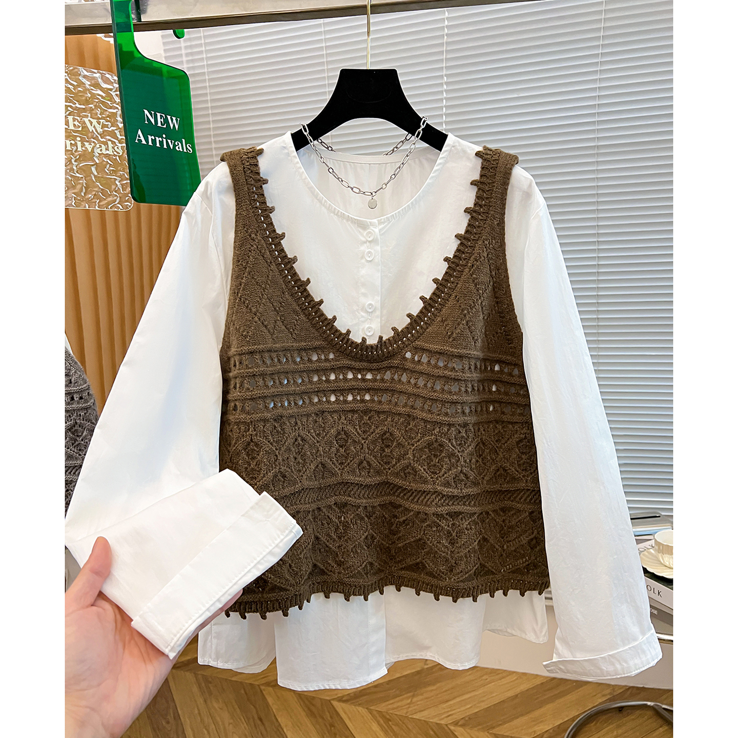 韩系镂空钩花针织马甲背心衬衫两件套宽松长袖上衣女秋季2025新款 - 图1