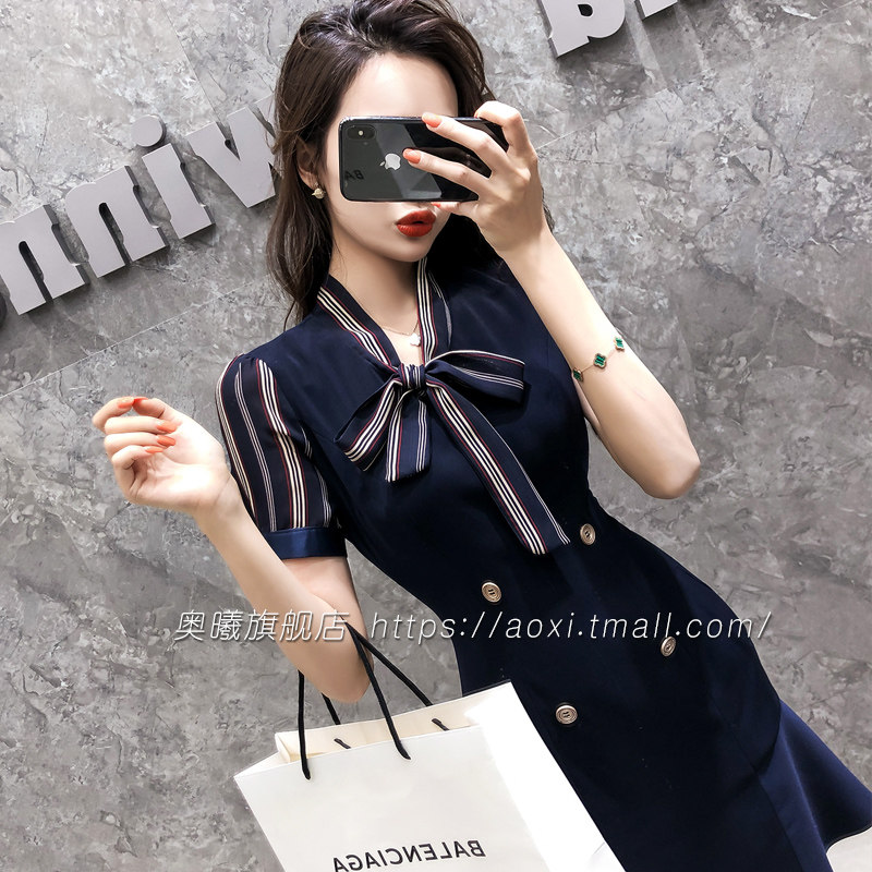 冷淡风职业夏2020新条纹v领连衣裙 奥曦连衣裙