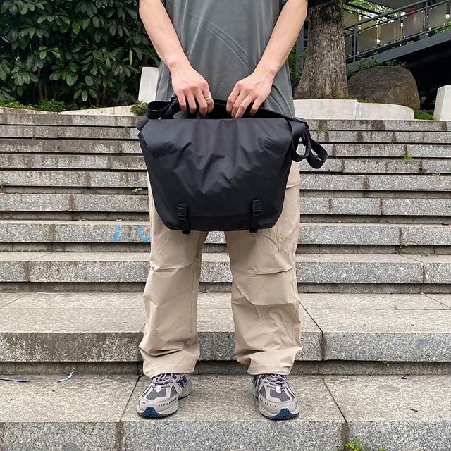 ແບບດຽວກັນ Granville 10L crossbody messenger bag