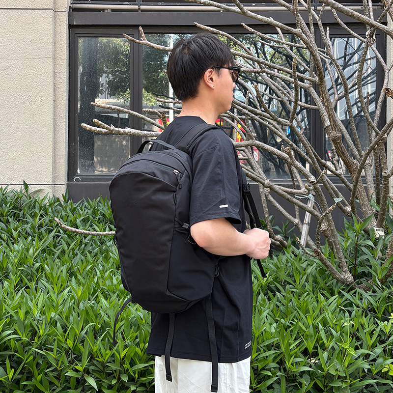 Same style Mantis 16L backpack