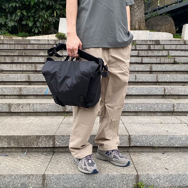 ແບບດຽວກັນ Granville 10L crossbody messenger bag