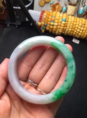 翡翠手镯糯种半圈阳绿圈口