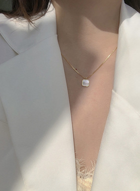 日韩方形贝壳项链ins潮简约气质小众设计感白色时尚吊坠锁骨链女