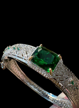 荔枝冻白玉髓猎豹宝石项链 水灵水灵 镀18K金 祖母绿蜂巢锆石手镯