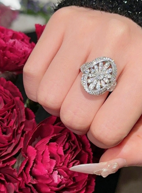 黄卿然推荐四 白月光妃子笑蛋形花朵耳环 高定珠宝白玉髓花朵手镯