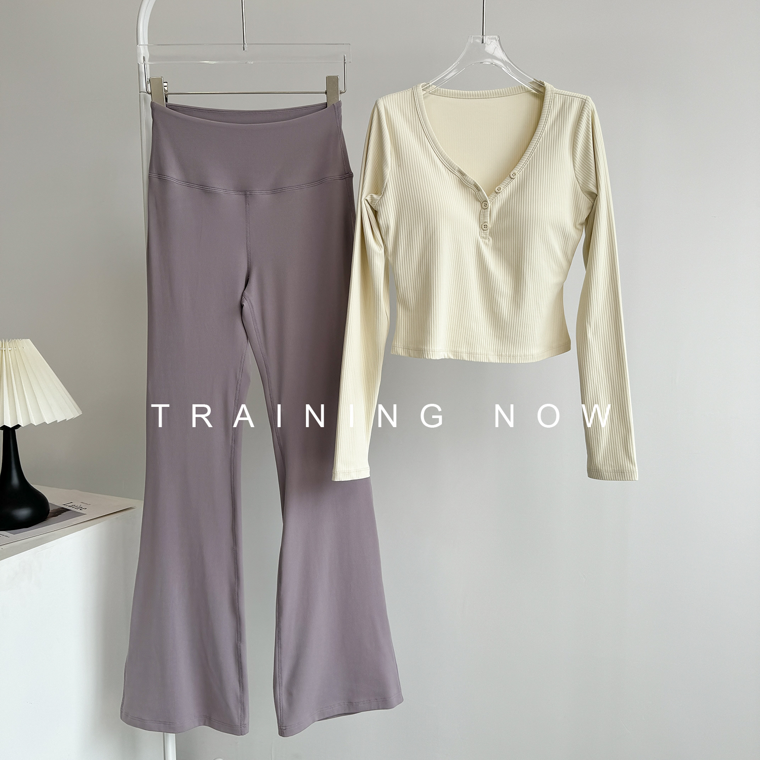 绝美运动套装女带胸垫瑜伽锻炼晨跑速干长袖高腰瑜伽微喇裤秋季 - 图1