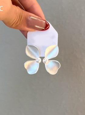 银色哑光花瓣仿珍珠耳钉独特漂亮