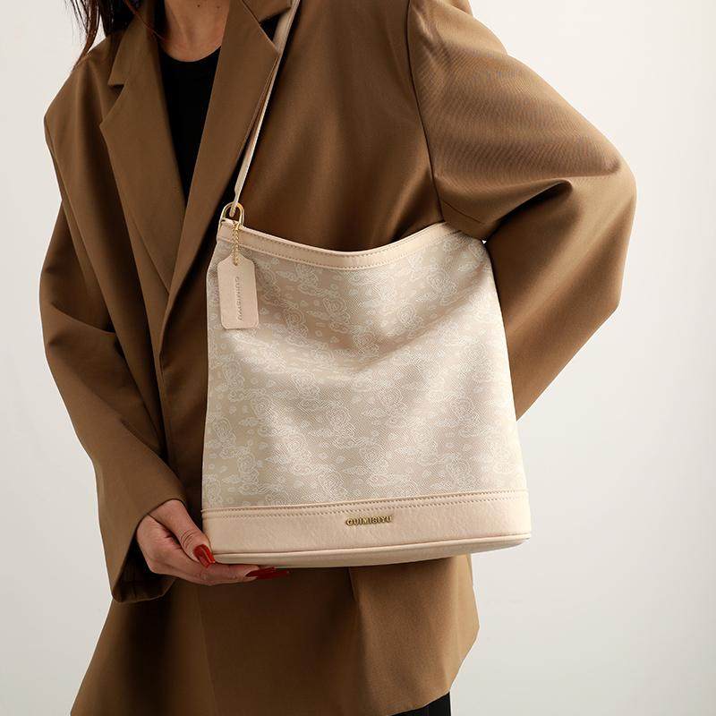 GUIMISIYU原创水桶包2025新款小众高级感红色婚礼百搭单肩手提包,淘宝优惠券,粉丝福利购,淘宝优惠卷